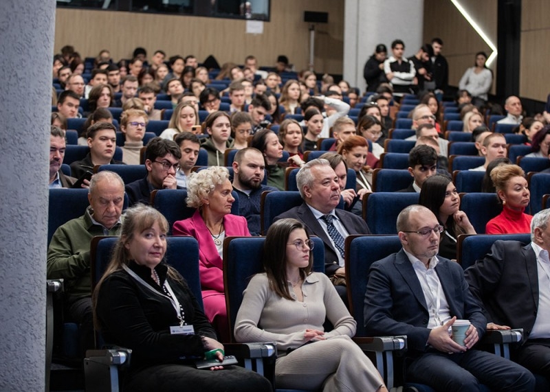 ИИ-визионеры, междисциплинарные компетенции и оптимизация посика: цифровизацию туризма обсудили в РУДН